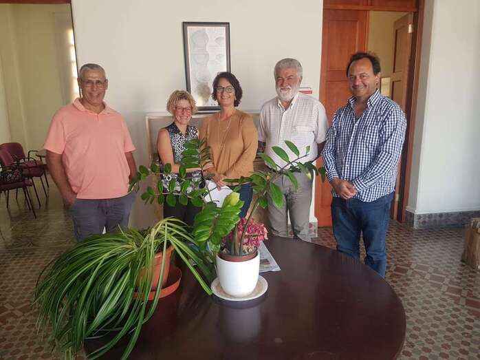 La concejala Auri Saavedra y la técnica municipal Águeda Pérez, con empresarios y citricultores (Foto TA)