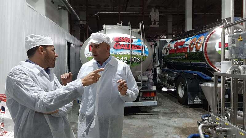 El alcalde Héctor Suárez (i) junto a David González gerente de Lomo Gallego (Foto TA)