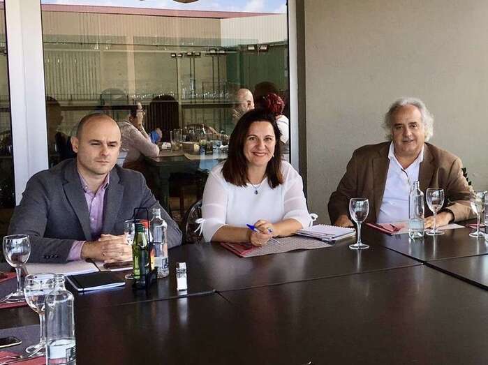 La concejala entre el presidente y el gerente de Econara (Foto TA)