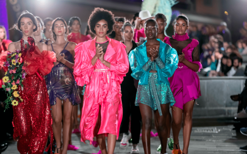 Imagen de uno de los desfiles (Foto TA)