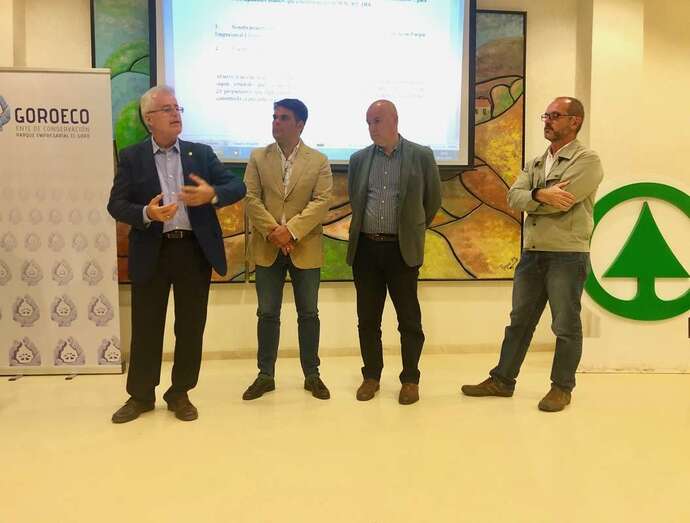 Momento de la intervención de Ángel Medina (primero por la izquierda) en la asamblea del pasado viernes (Foto TA)