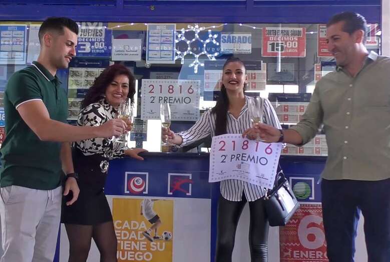 Fefi González, la segunda por la izquierda, celebra la venta del segundo premio con otros miembros de su familia que regenta el despacho de Las Terrazas (Foto Acfi Press)