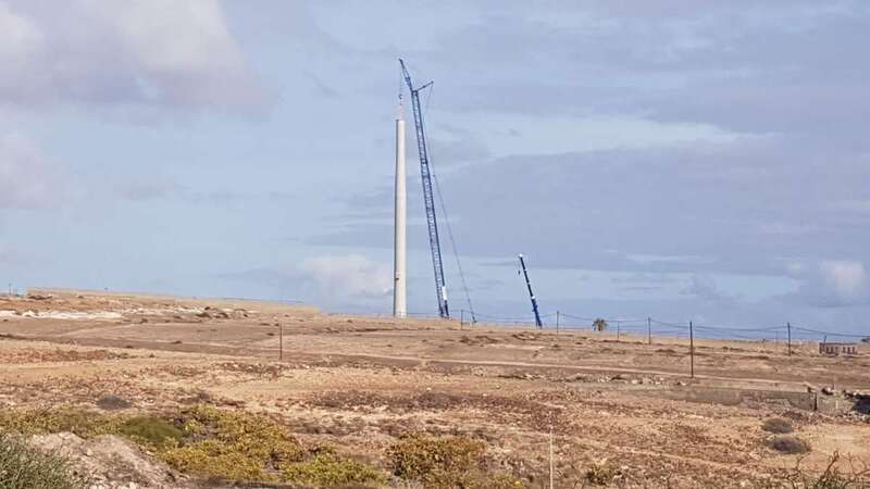 Montaje de la estructura tubular del molino eólico (Foto TA)