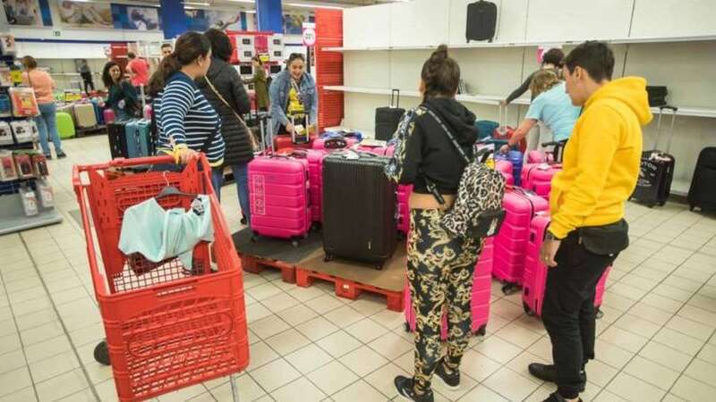 Clientes comprando ayer en el hipermercado de Eroski (Foto Borja Suárez/C7)