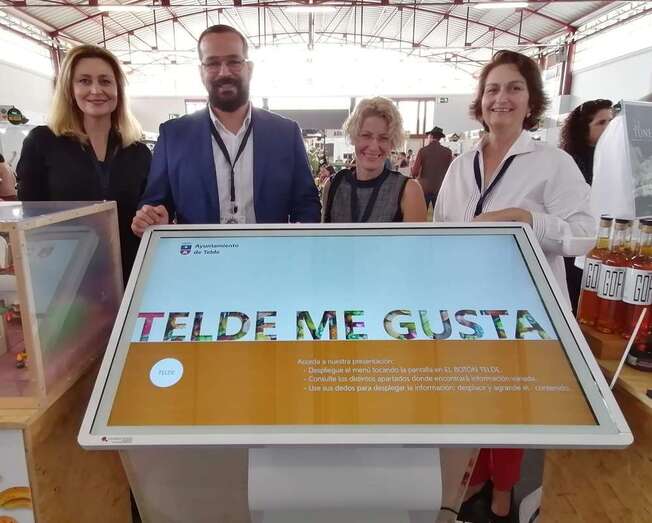 Concejales y personal municipal en el puesto de Telde (Foto TA)