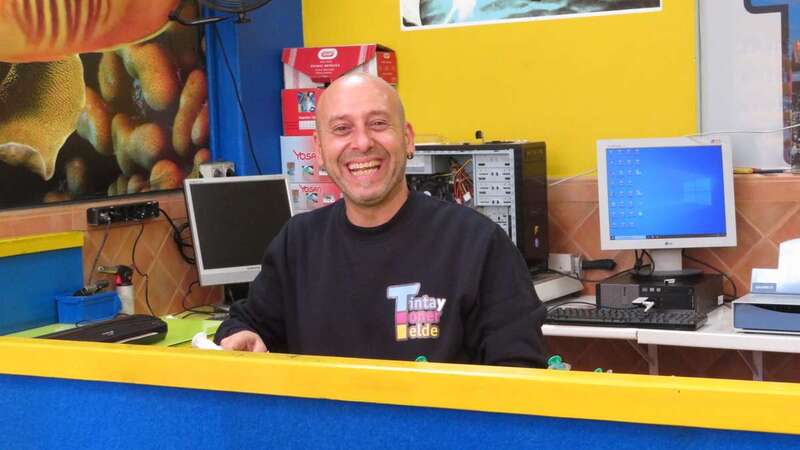 Manuel Santana, siempre recibe a sus clientes con gran amabilidad y sonriente (Foto TA)