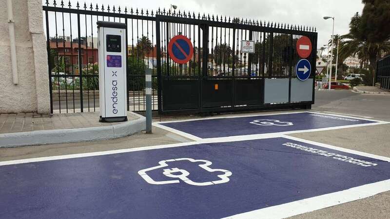 Punto de recarga para vehículos eléctricos en la Estación de Servicios Cepsa San Juan-El Cubillo (Foto TA)