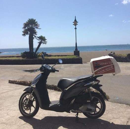 Moto de reparto a domiciliario de restaurante Venecia (Foto TA)
