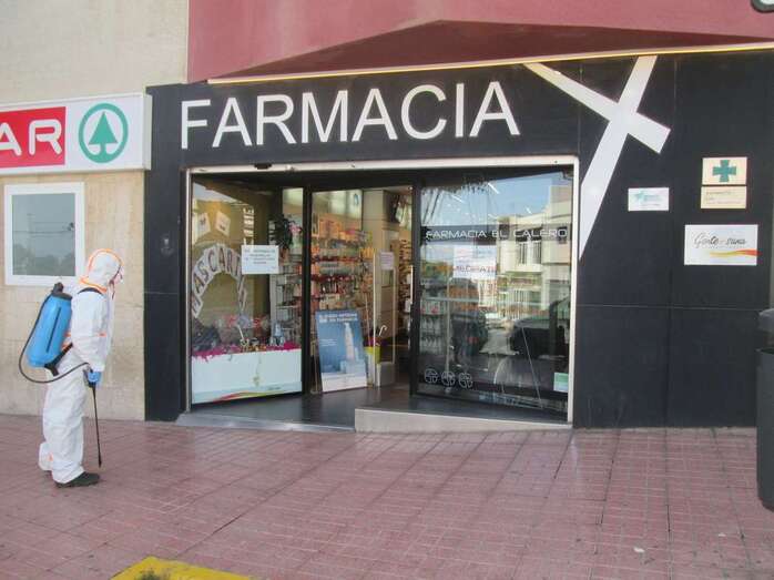 Trabajos de desinfección de los exteriores de una farmacia de Telde (Foto TA)