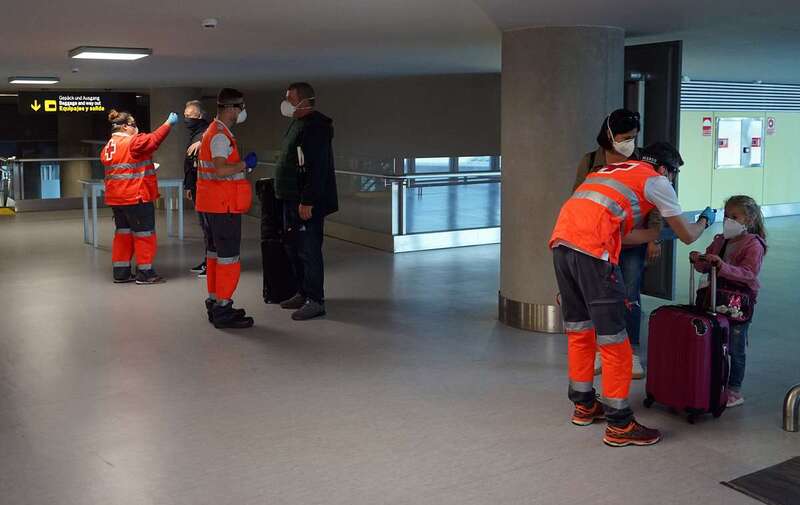 Control de temperatura a pasajeros en el Aeropuerto de Gran Canaria (Foto TA)