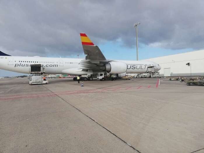 Avión en Gando con material sanitario (Foto TA)