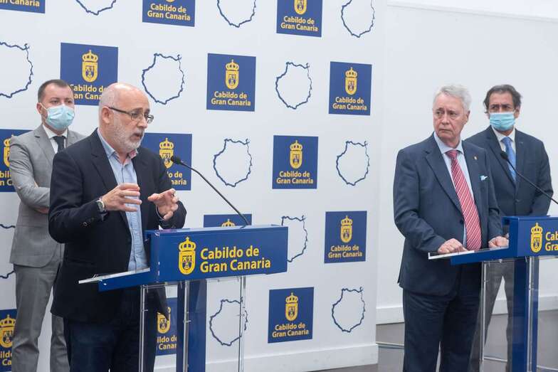 El presidente del Cabildo, Antonio Morales, y el presidente de la Cámara de Comercio, presentaron la nueva línea de ayuda (Foto TA)