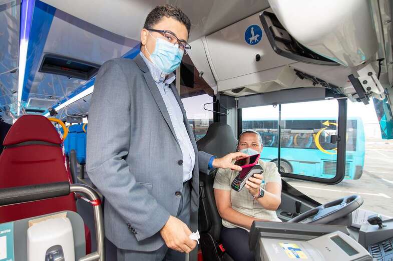 El vicepresidente y consejero de Transportes, Miguel Ángel Pérez del Pino, muestra el pago con tarjeta bancaria a través de aplicación de telefóno móvil (Foto TA)