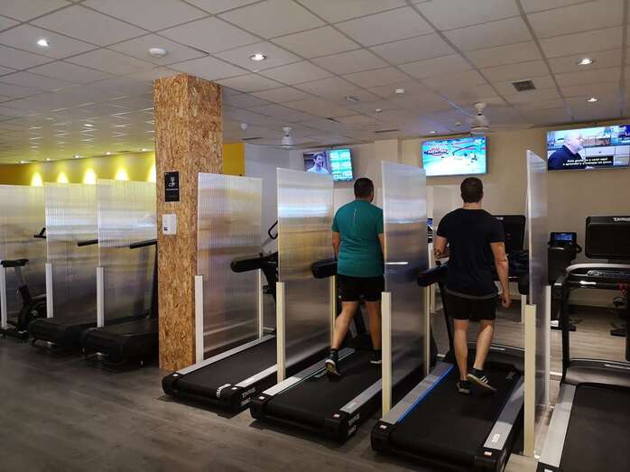 Instalaciones del gimnasio Fivo 24 horas de Arnao (Foto TA)