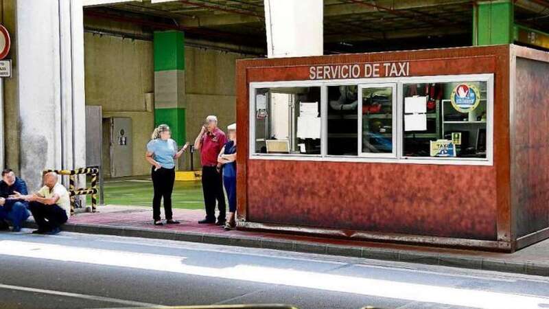 En la imagen, caseta de los apuntadores en el aeropuerto de Gran Canaria. Es la oficina desde la que controlan la parada de taxis (Foto Arcadio Suárez/C7)