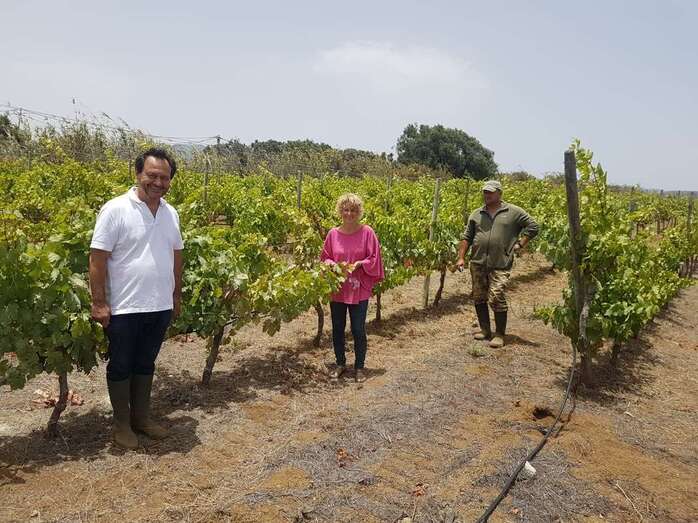 Luis López y la concejala Auri Saavedra, en la finca de La Higuera Mayor (Foto TA)