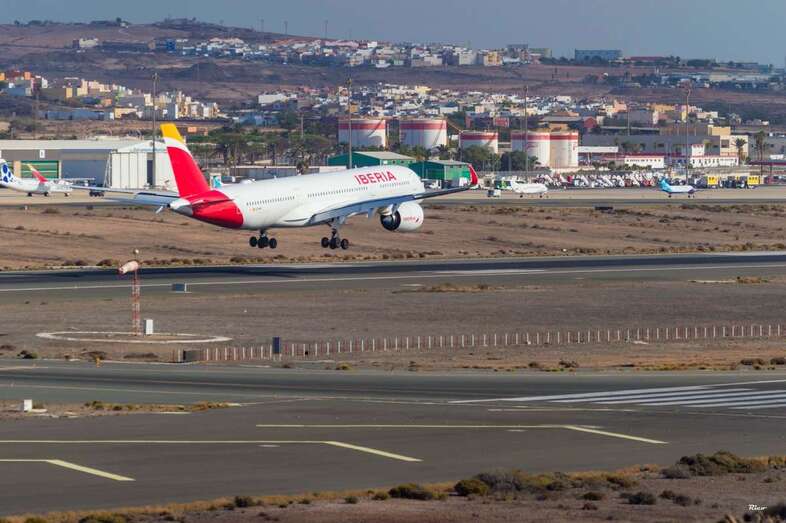 Momento del aterrizaje del Airbus A350-900 en Gando (Foto Antonio Rico)