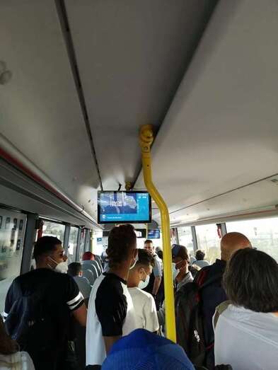 Usuarios de la línea 30 de Global viajando de pie esta misma semana/C7