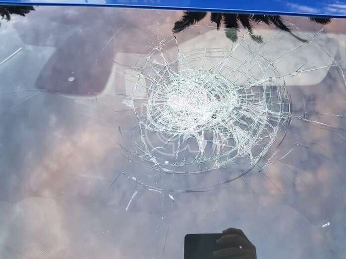 Rotura del parabrisas delantero de un taxi de Jinámar por el lanzamiento de una piedra/TA.