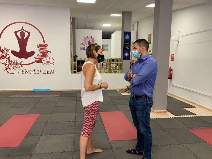 El alcalde conversa con Nazaret Vega/TA.