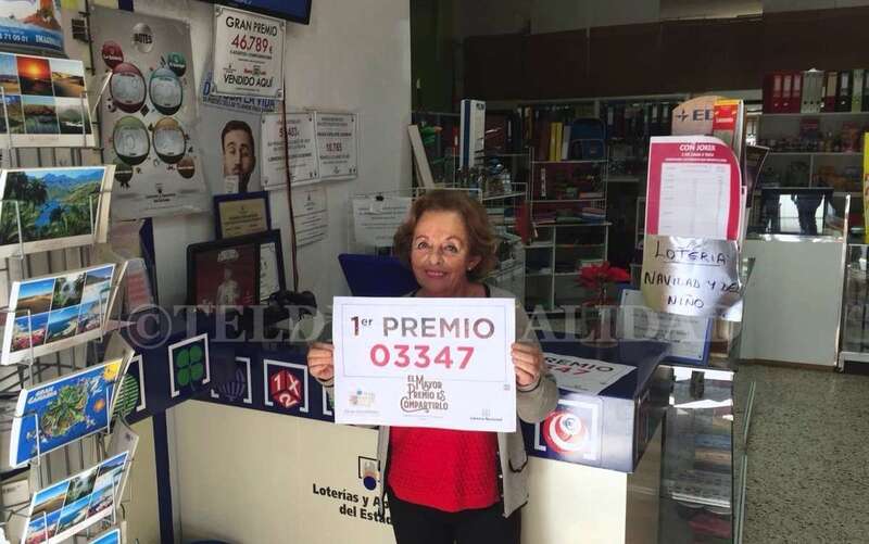 María del Carmen Franco Estupiñán posa con el cartel del Gordo que repartió en 2018 (Foto TA)