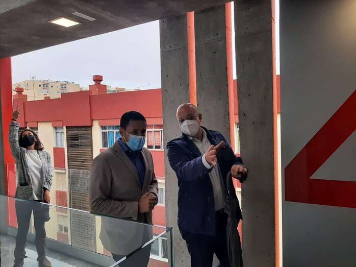 El alcalde Héctor Suárez recorrió el edificio junto a los arquitectos Pedro Romera y Ángela Ruíz (Foto TA)
