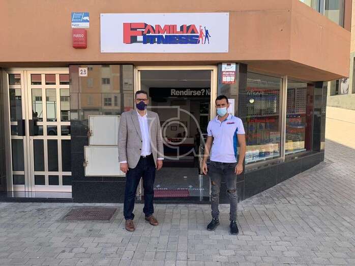 El gerente del negocio, Jesús Ortega, con el concejal de Deportes, Diego Ojeda, delante de la puerta del negocio/TA.
