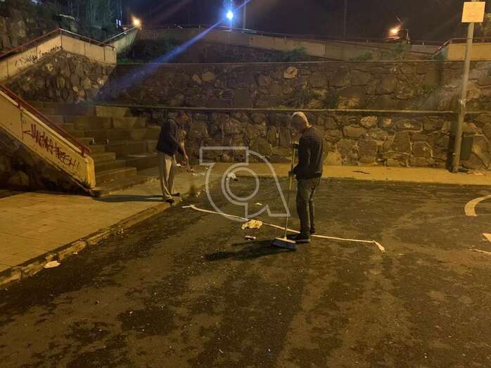 Puesteros limpiando a primera hora de esta mañana la suciedad dejada por los botellones de la noche anterior/TA