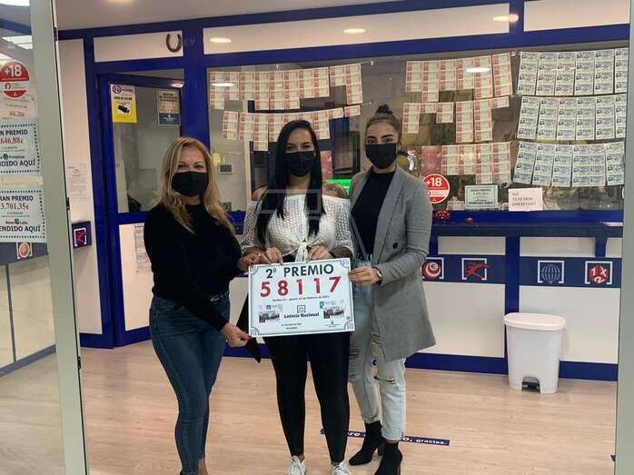 Las gerentes del negocio portando el cartel del premio vendido/TA.