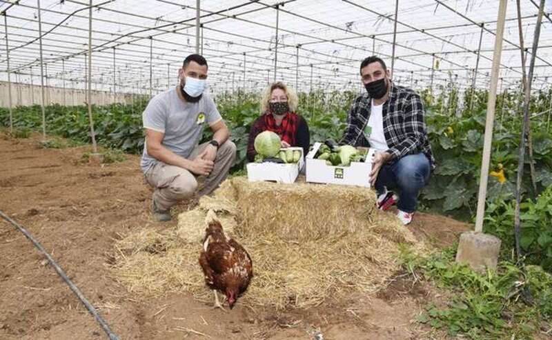 José Santana y Rubén Granell posan junto a la edil Auri Saavedra/Arcadio Suárez/C7.