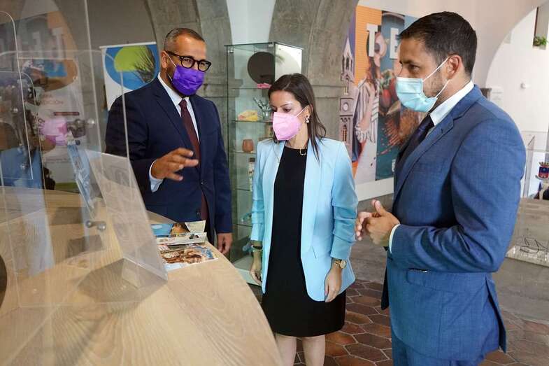 El alcalde Héctor, la consejera regional de Turismo, Yaiza Castilla, y concejal Jonay López/Acfi Press.