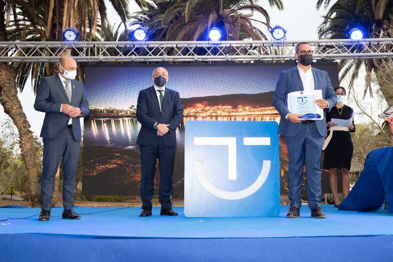 El concejal de Turismo, Jonay López, recogió la distinción otorgada a la Oficina de Información Turística de Telde/TA.