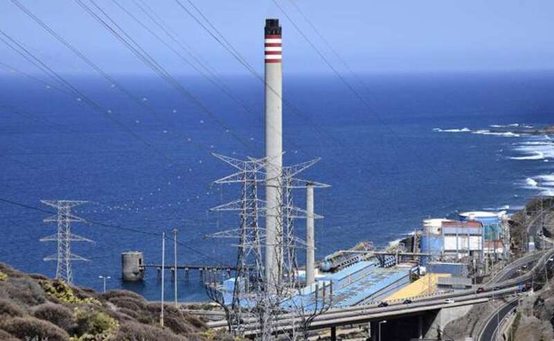 Vista de la central eléctrica de Jinámar desde la circunvalación a la capital / Arcadio Suárez