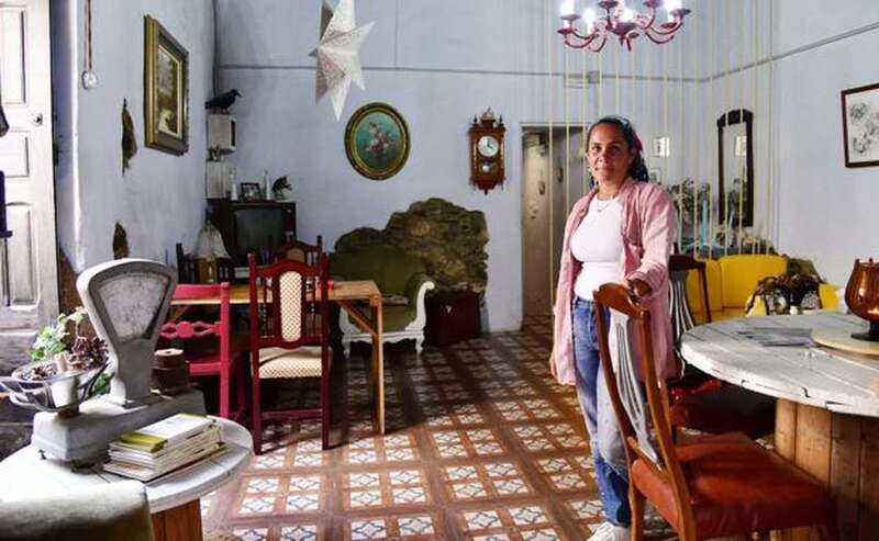 Silvia Santana posa en la sala que más recuerda a un hogar / C7 Arcadio Suárez