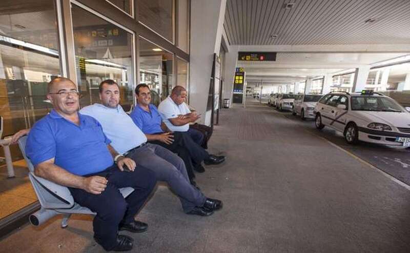 Un grupo de taxistas esperando clientes en el aeropuerto / C7