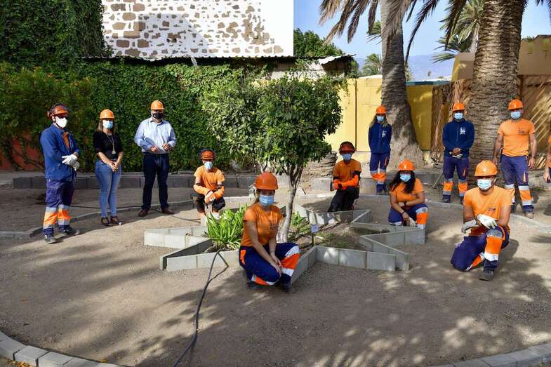 Foto de familia con concejales, docentes y parte del alumnado / Canarias7 Arcadio Suárez