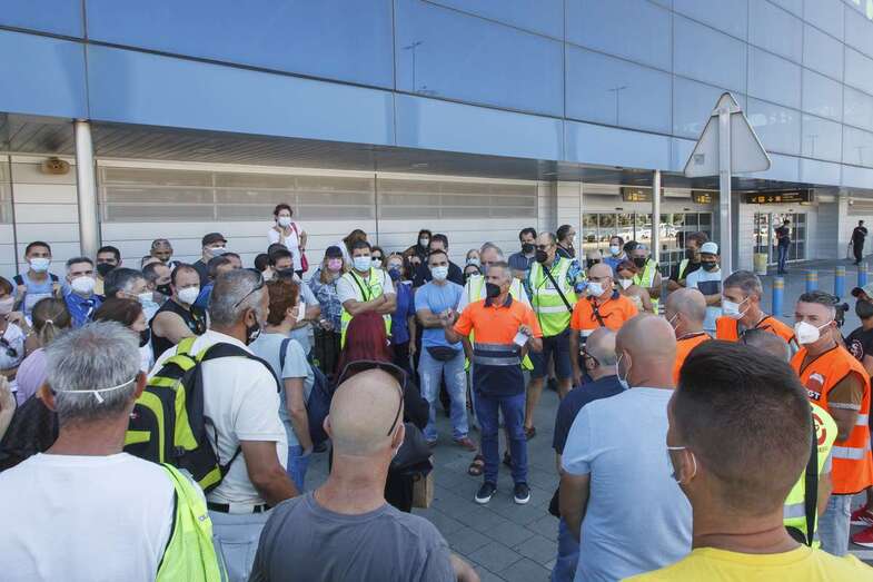 Concentración de los trabajadores de Groundforce este jueves en el Aeropuerto de Gran Canaria/Acfi Press.
