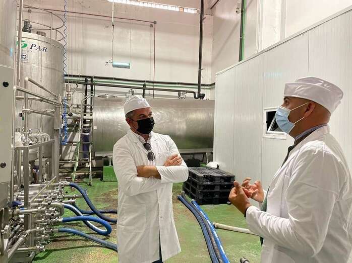El director general de Ganadería (d) con el gerente de Quesos Lomo Gallego durante la visita de este lunes/TA.