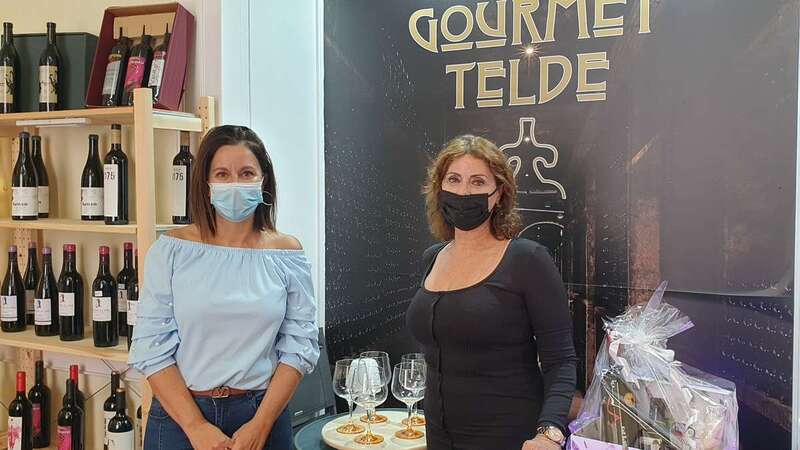 La concejala Lidia Mejías (i) junto a Magdalena Betancor, propietaria del negocio/TA.