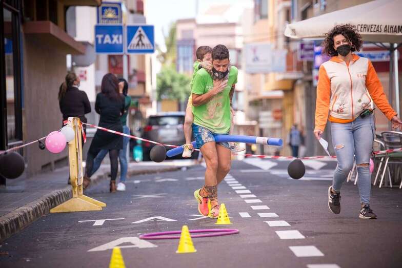 Un padre con su hijo durante una de las pruebas/David Capin.