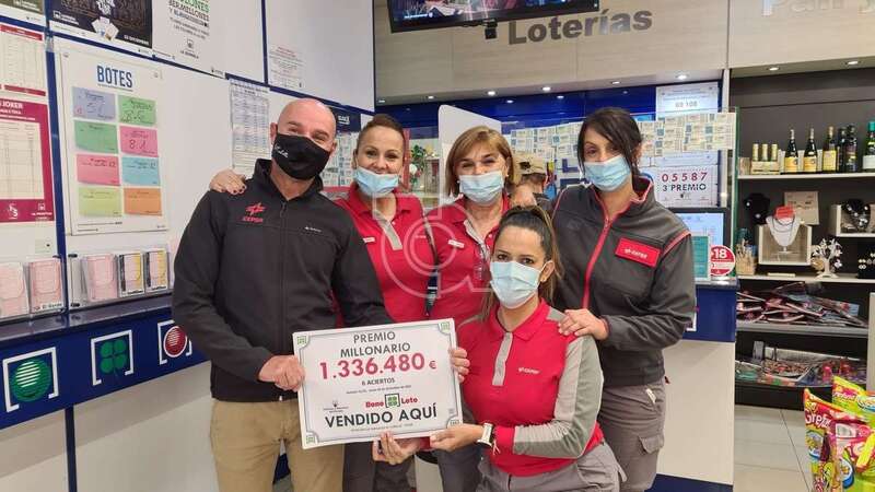 Personal de la Estación de Servicios de El Cubillo muestra el cartel acreditativo de la venta del primer premio de la Bonoloto de este lunes/TA.