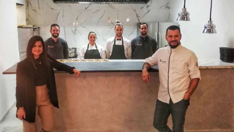 Manu Liria y Marta García con parte del personal de Mojo 3.0 / Lavozdigital.es