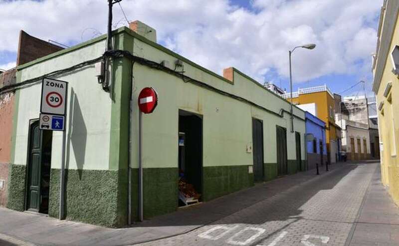 La frutería Rodríguez, en la esquina de Gago Coutinho con Francisco González Díaz/Cober/C7.