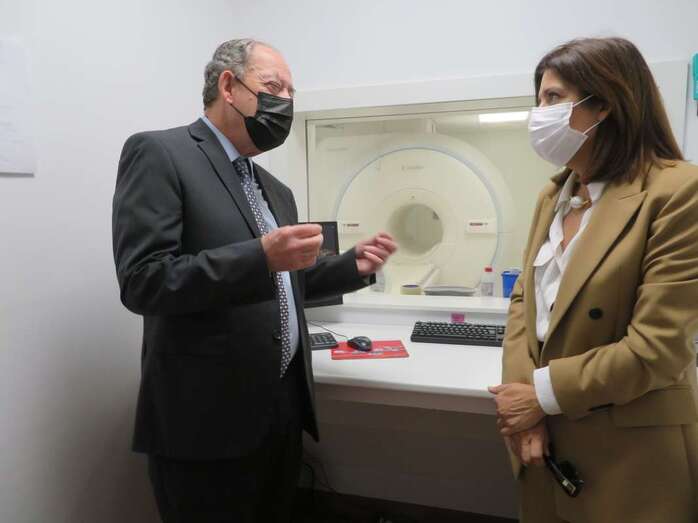 La alcaldesa de Telde y el director de Resocan delante del aparato donde se realizan las pruebas diagnósticas por imagen/TA.