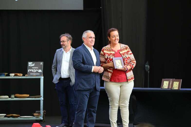 Una apicultora de Telde en el momento de recibir el premio/TA.