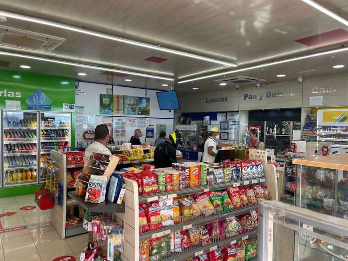 Interior del minimercado de la Estación de Servicios Cepsa-San Juan, donde se encuentra la administración que selló el boleto premiado/TA.