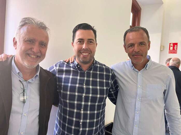 Alejandro Ramos, en el centro de la foto, ayer en el comité regional, junto a Ángel Victor Torres, presidente de Canarias y líder de los socialistas isleños/TA.