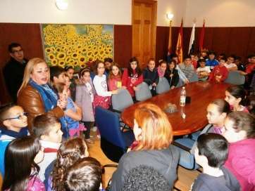 Castellano, con el grupo de escolares en la sala de reuniones de la Alcaldía (Foto TA)