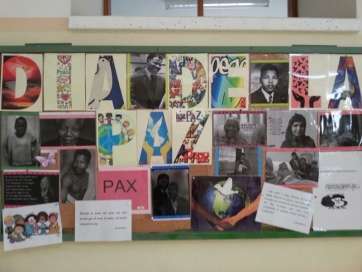 Panel informativo sobre la paz (Foto TA)