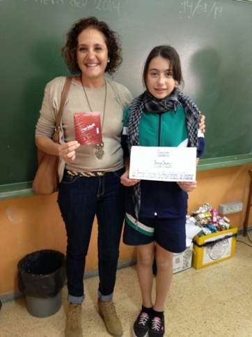 La presidenta del Patronato La Concepción con la ganadora del primer premio (Foto TA)